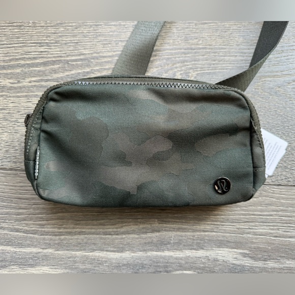 Lululemon Everywhere Belt Bag in Camo - Picture 1 of 9